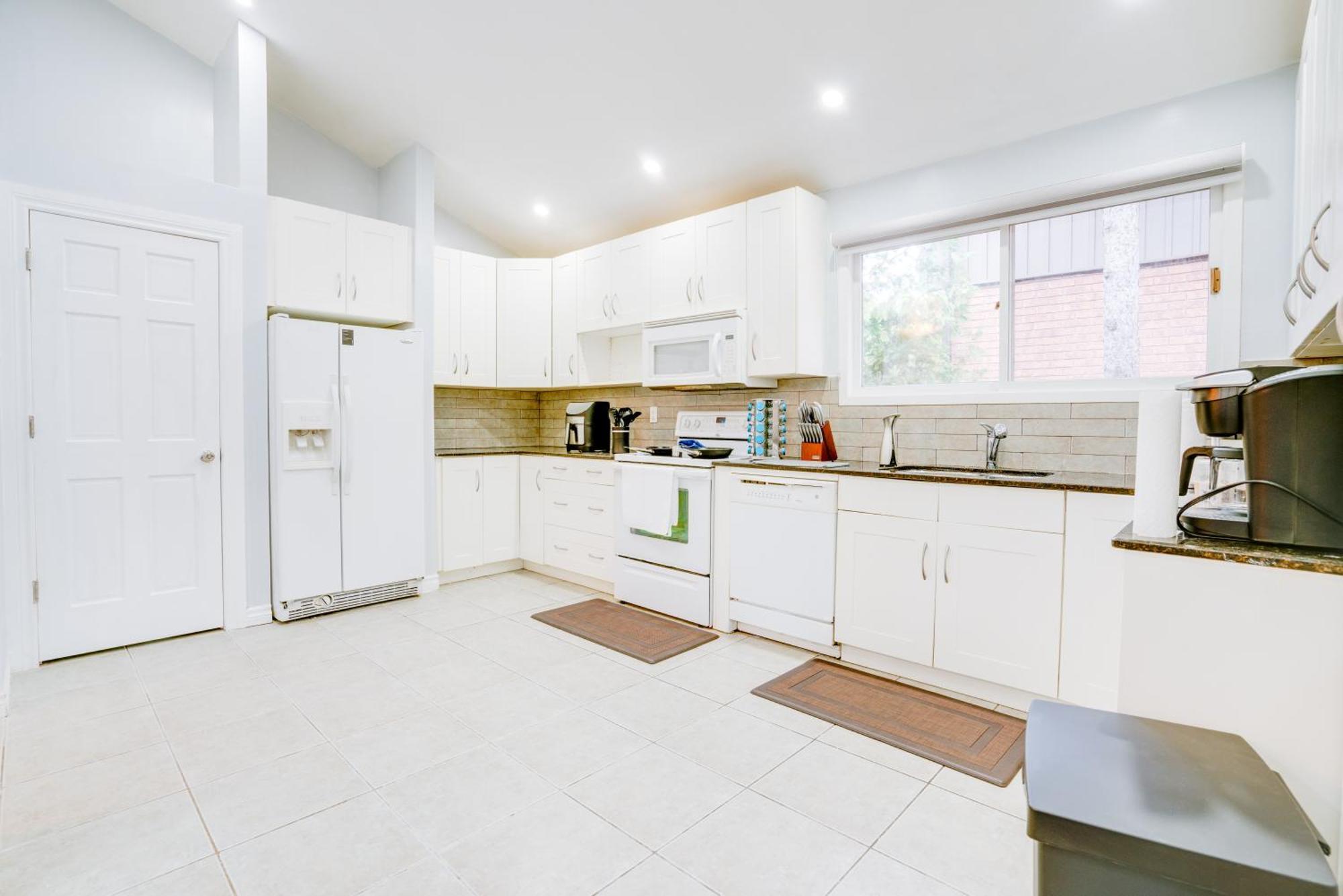 Furnished Family Home Near Toronto - Great Location Game Room - Backyard - Parking & Self Checkin 피커링 외부 사진